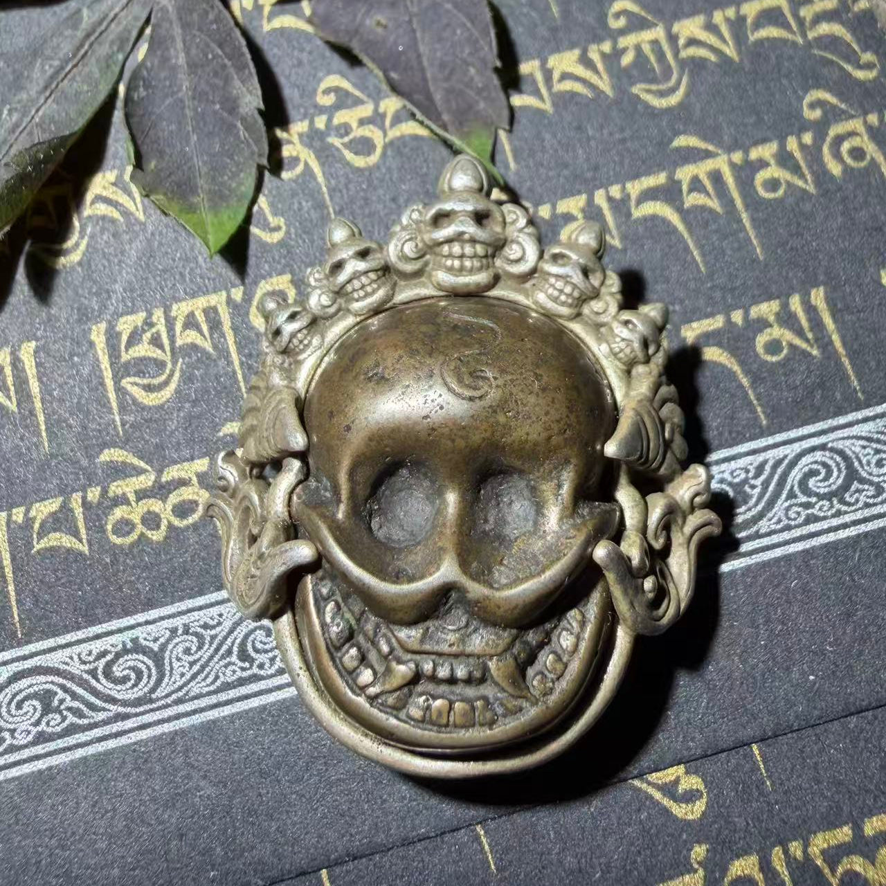 This is a handcrafted piece from the roof of the world, suitable as a necklace pendant, handcrafted by artisans using meteorite iron. It is exquisitely beautiful.