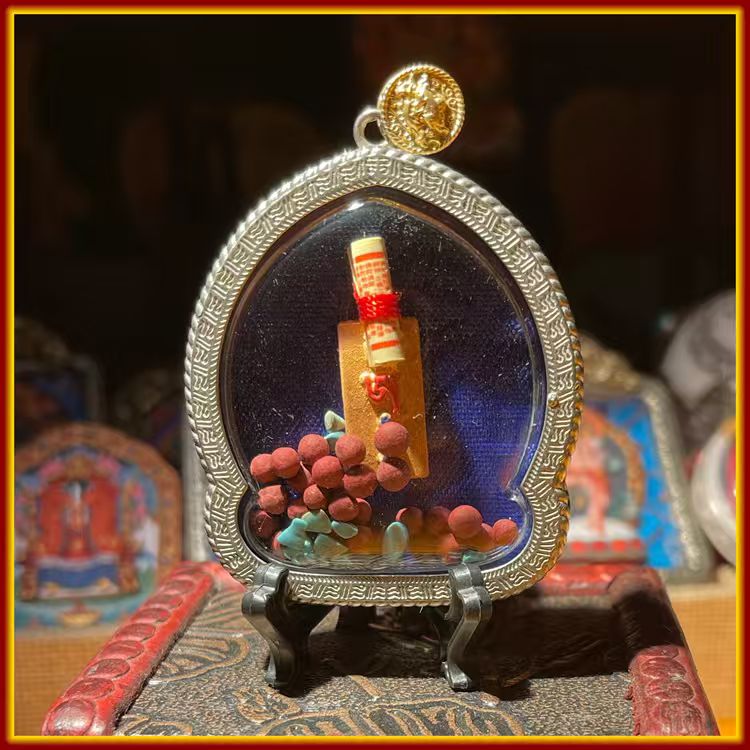 This is a Buddha amulet made of clay by artisans on the roof of the world, fired at high temperatures, and then hand-painted with mineral pigments. Its name is "Dense Vajra".