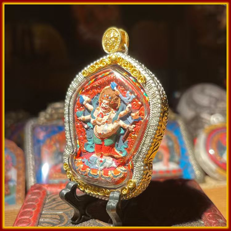 This is a Buddha amulet made of clay by artisans on the roof of the world, fired at high temperatures, and then hand-painted with mineral pigments. Its name is White Six-Bi Mahakala.