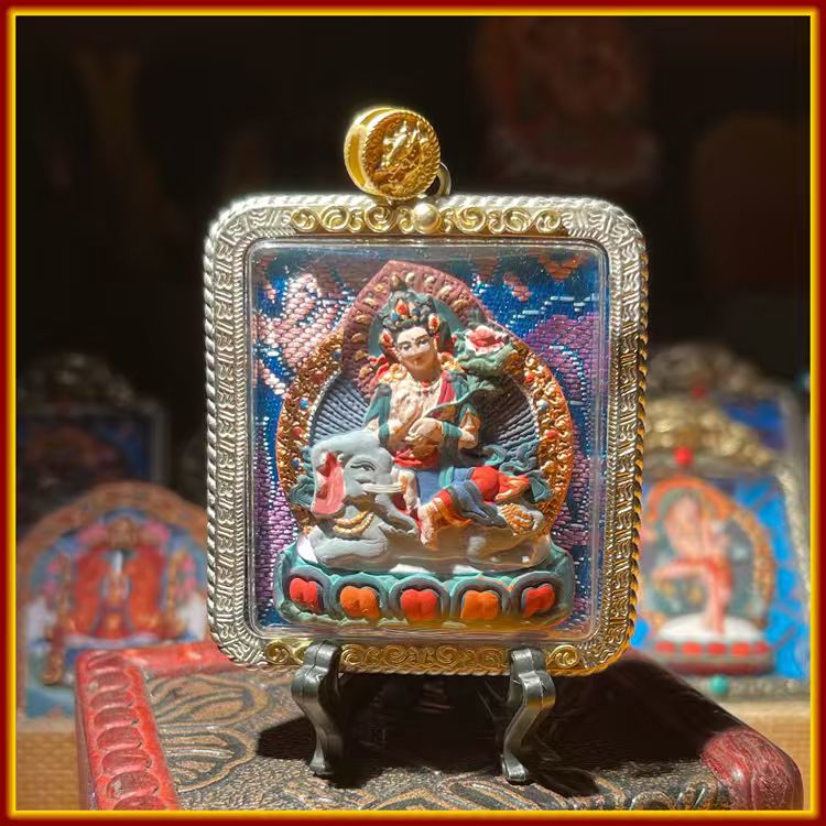 This is a Buddha amulet made of clay by artisans on the roof of the world, fired at high temperatures, and then hand-painted with mineral pigments. Its name is Samantabhadra Bodhisattva.
