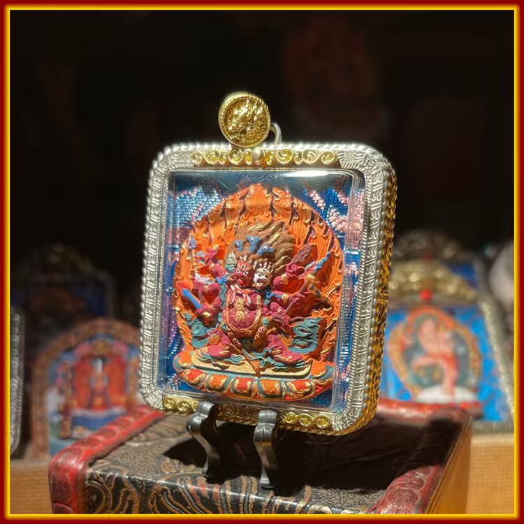 This is a Buddha amulet made of clay by artisans on the roof of the world, fired at high temperatures, and then hand-painted with mineral pigments. Its name is Hayagriva (Hayagriva).