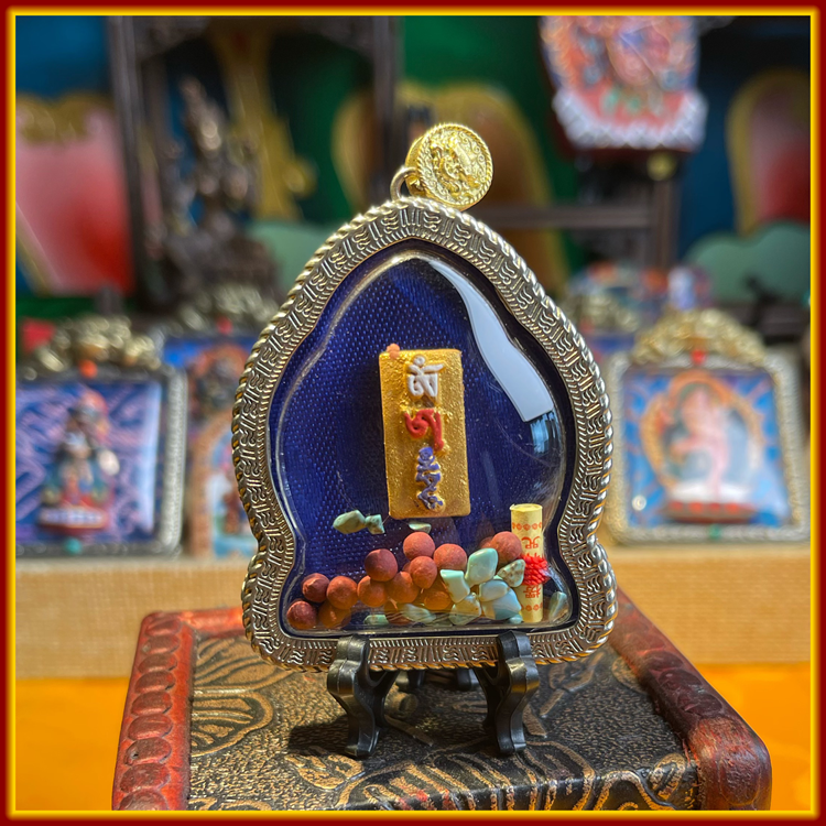 This is a Buddha amulet made of clay by artisans on the roof of the world, fired at high temperatures, and then hand-painted with mineral pigments. Its name is Ksitigarbha Bodhisattva.