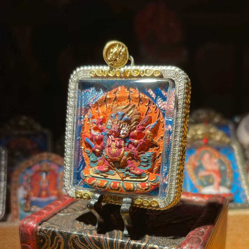 This is a Buddha amulet made of clay by artisans on the roof of the world, fired at high temperatures, and then hand-painted with mineral pigments. Its name is Hayagriva (Hayagriva).
