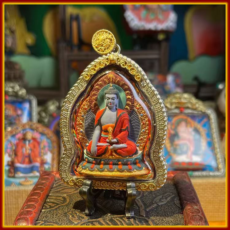 This is a Buddha amulet made of clay by artisans on the roof of the world, fired at high temperatures, and hand-painted with mineral pigments. Its name is Akshobhya Buddha.