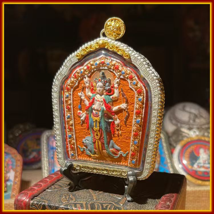 This is a Buddha amulet made of clay by artisans on the roof of the world, fired at high temperatures, and then hand-painted with mineral pigments. Its name is "Miraculous Supporting Heaven".