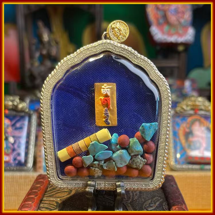 This is a Buddha amulet made of clay by artisans on the roof of the world, fired at high temperatures, and then hand-painted with mineral pigments. Its name is "Miraculous Supporting Heaven".