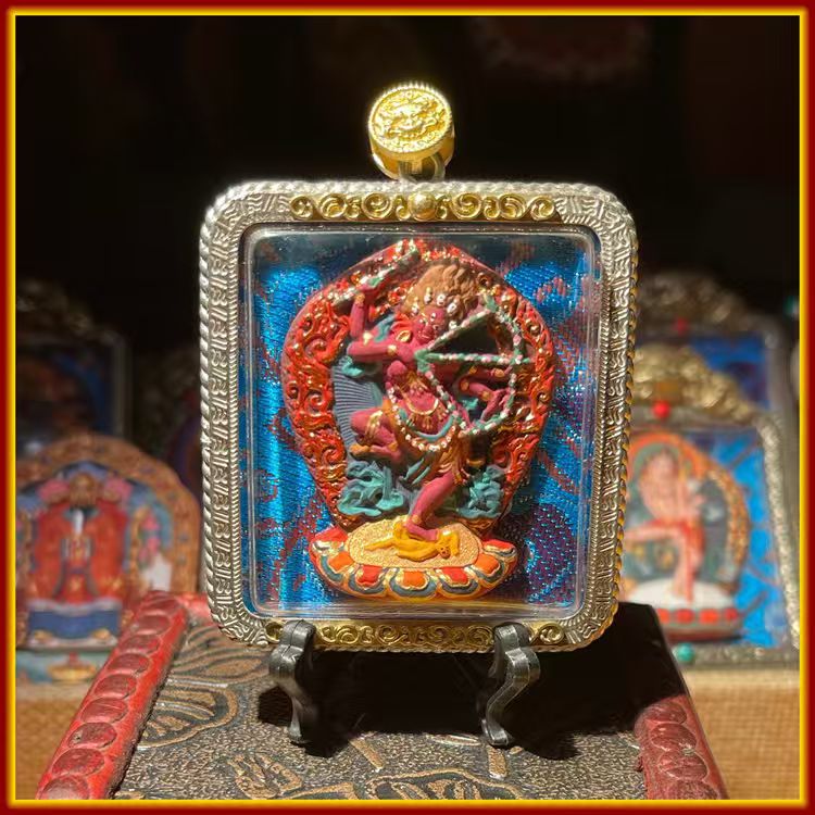 This is a Buddha amulet made of clay by artisans on the roof of the world. It was fired at high temperatures and then hand-painted with mineral pigments. Its name is the Zuo Ming Buddha Mother Image.