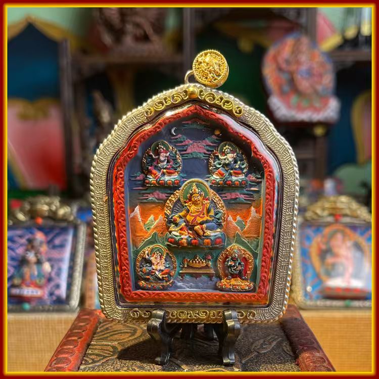 This is a Buddha amulet made of clay by artisans on the roof of the world, fired at high temperatures, and hand-painted with mineral pigments. Its name is the Five Gods of Wealth.