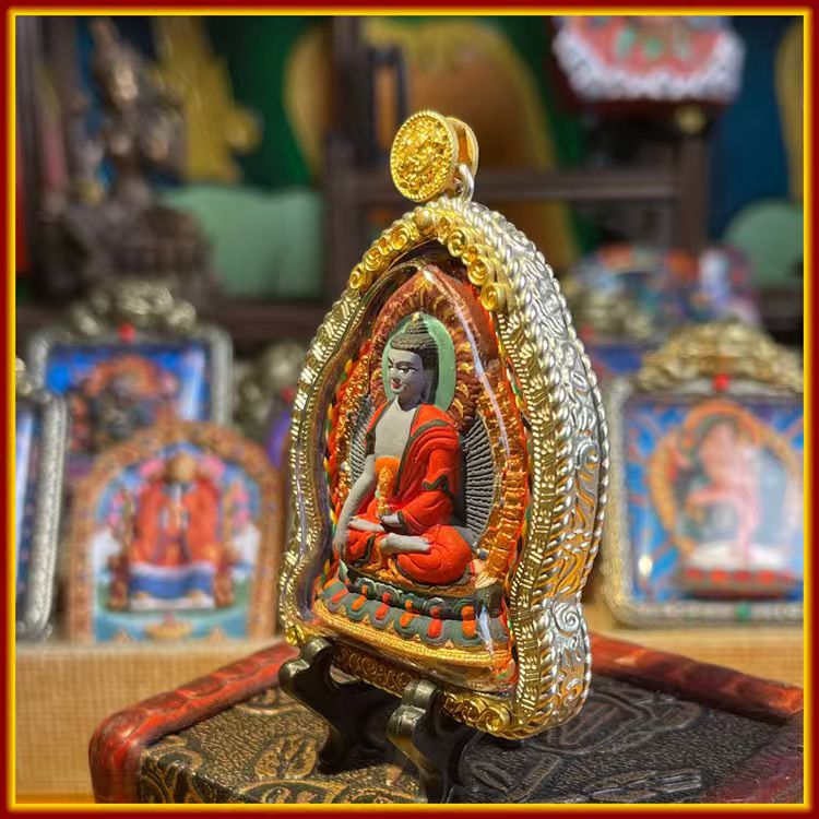 This is a Buddha amulet made of clay by artisans on the roof of the world, fired at high temperatures, and hand-painted with mineral pigments. Its name is Akshobhya Buddha.