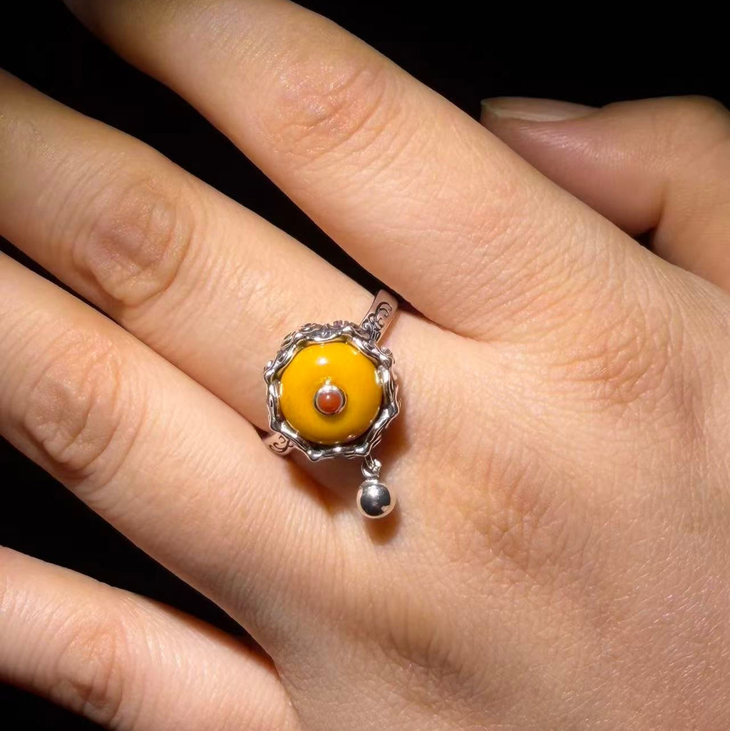 Tibetan amulets – purely handmade. Dzi bead necklaces and bracelets, bangles, rings, Thangkas, sacred symbols, natural gemstones. Lucky charms, blessed items, energy purification items, vintage collectibles.