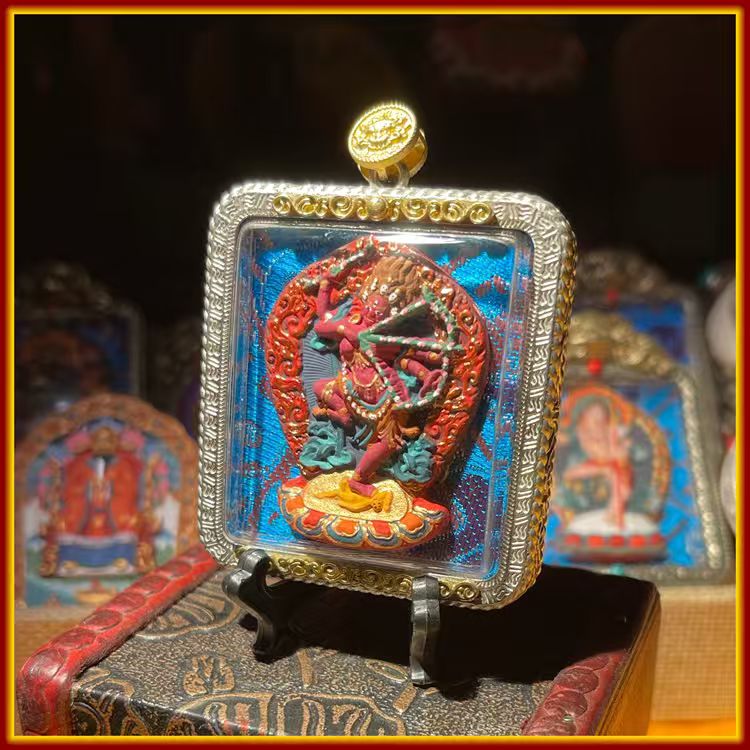 This is a Buddha amulet made of clay by artisans on the roof of the world. It was fired at high temperatures and then hand-painted with mineral pigments. Its name is the Zuo Ming Buddha Mother Image.