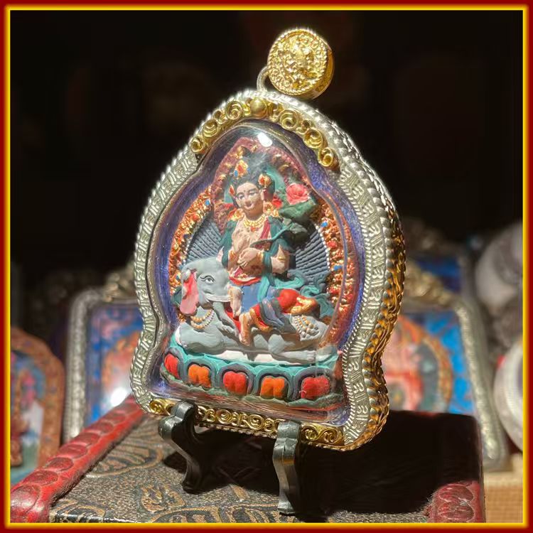 This is a Buddha amulet made of clay by artisans on the roof of the world, fired at high temperatures, and then hand-painted with mineral pigments. Its name is Samantabhadra Bodhisattva.