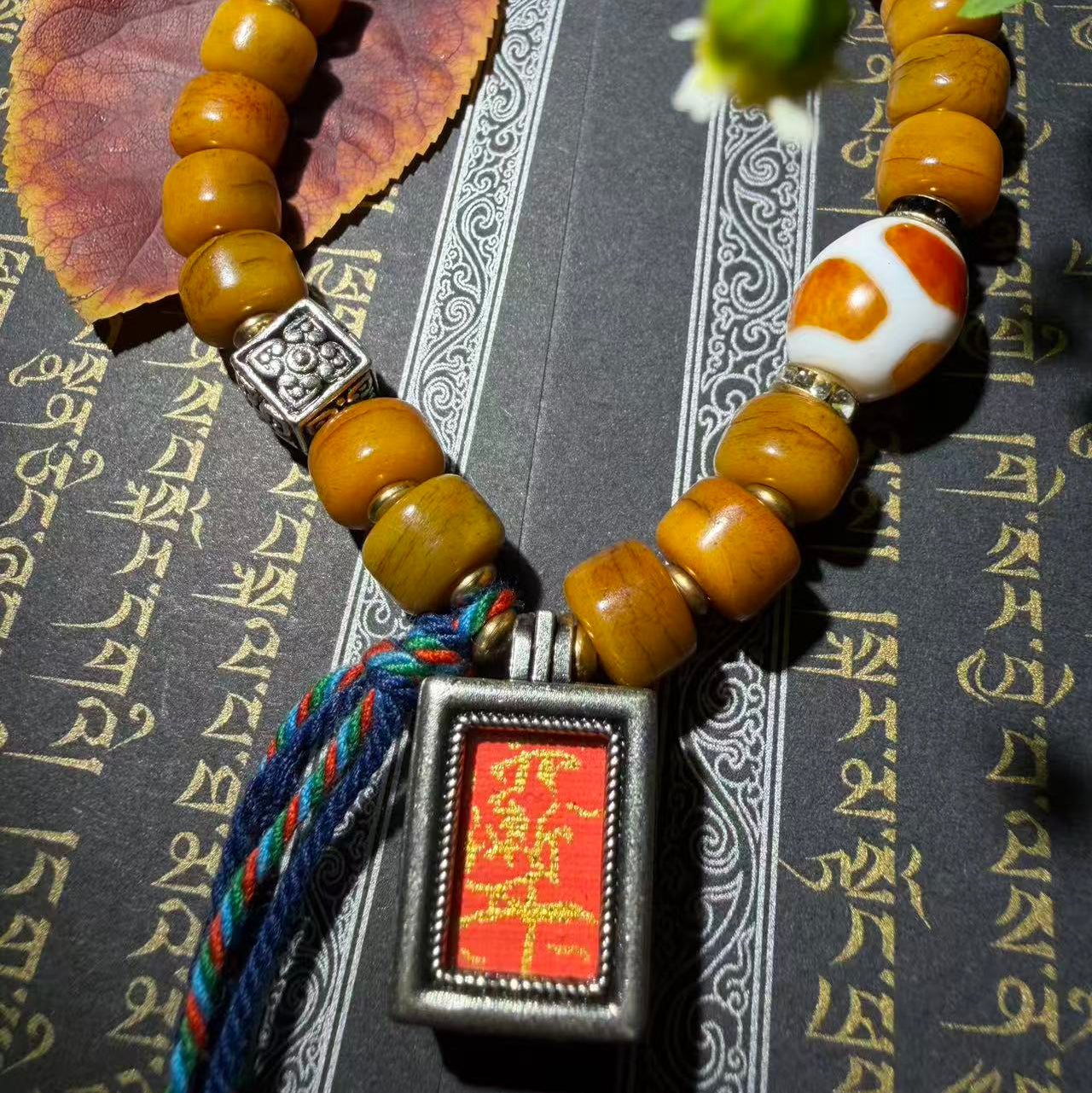 Tibetan Amulets – Hand-painted & Handcrafted. Dzi Bead Necklaces & Bracelets, Thangka, Sacred Symbols, Natural Gemstones. Lucky Charms, Blessed Items, Energy Purification, Vintage Collectibles.