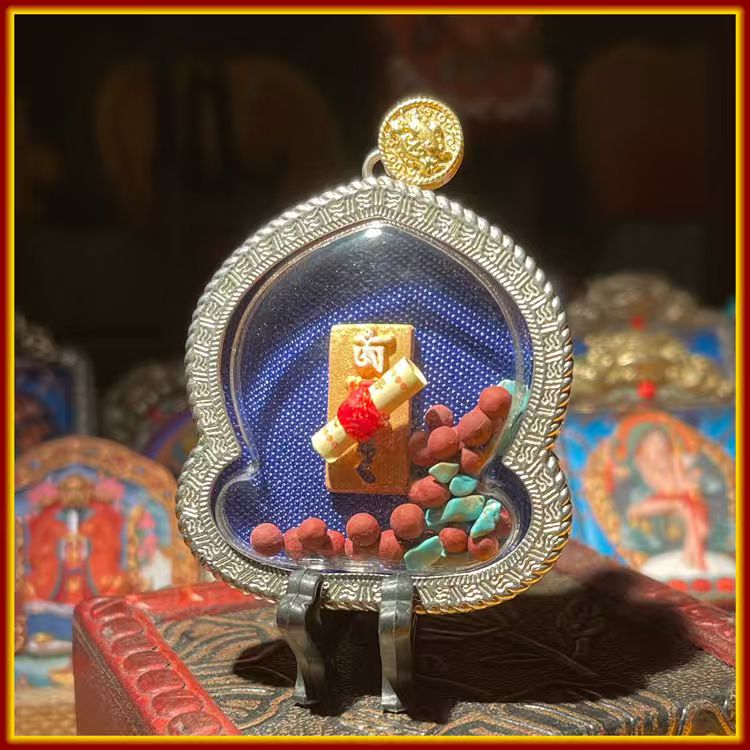 This is a Buddha amulet made of clay by artisans on the roof of the world, fired at high temperatures, and hand-painted with mineral pigments. Its name is Black Jambhala.