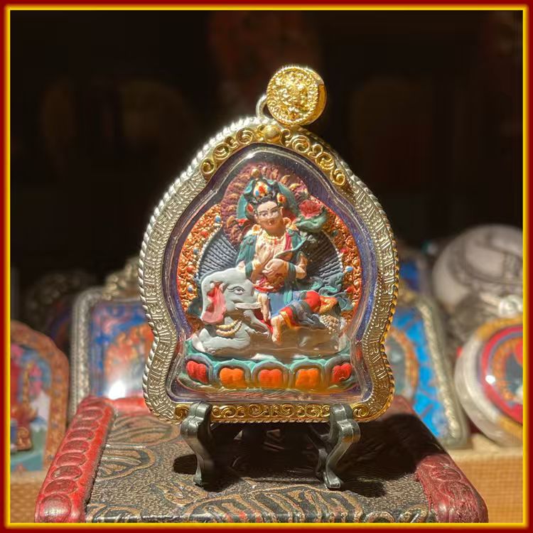 This is a Buddha amulet made of clay by artisans on the roof of the world, fired at high temperatures, and then hand-painted with mineral pigments. Its name is Samantabhadra Bodhisattva.