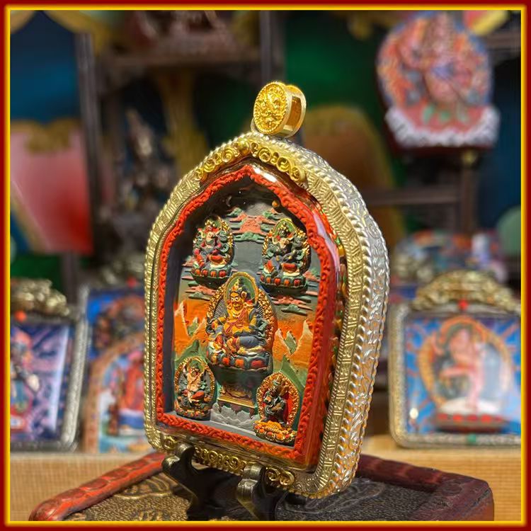 This is a Buddha amulet made of clay by artisans on the roof of the world, fired at high temperatures, and hand-painted with mineral pigments. Its name is the Five Gods of Wealth.