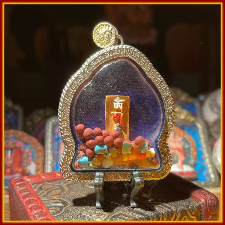 This is a Buddha amulet made of clay by artisans on the roof of the world, fired at high temperatures, and then hand-painted with mineral pigments. Its name is Samantabhadra Bodhisattva.