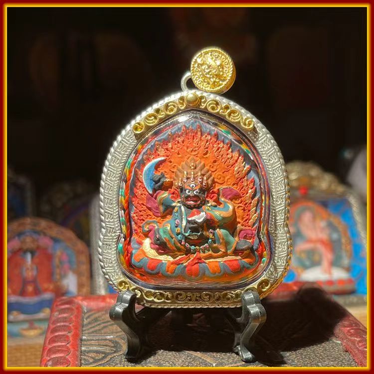 This is a Buddha amulet made of clay by artisans on the roof of the world, fired at high temperatures, and then hand-painted with mineral pigments. Its name is Black Robe Vajra.