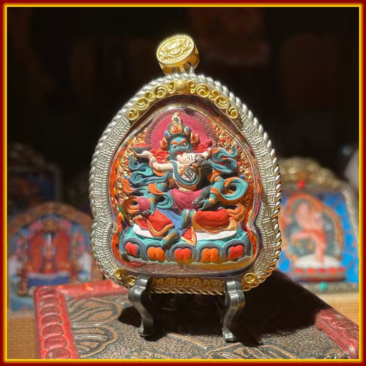 This is a Buddha amulet made of clay by artisans on the roof of the world, fired at high temperatures, and then hand-painted with mineral pigments. Its name is Green Wealth God.