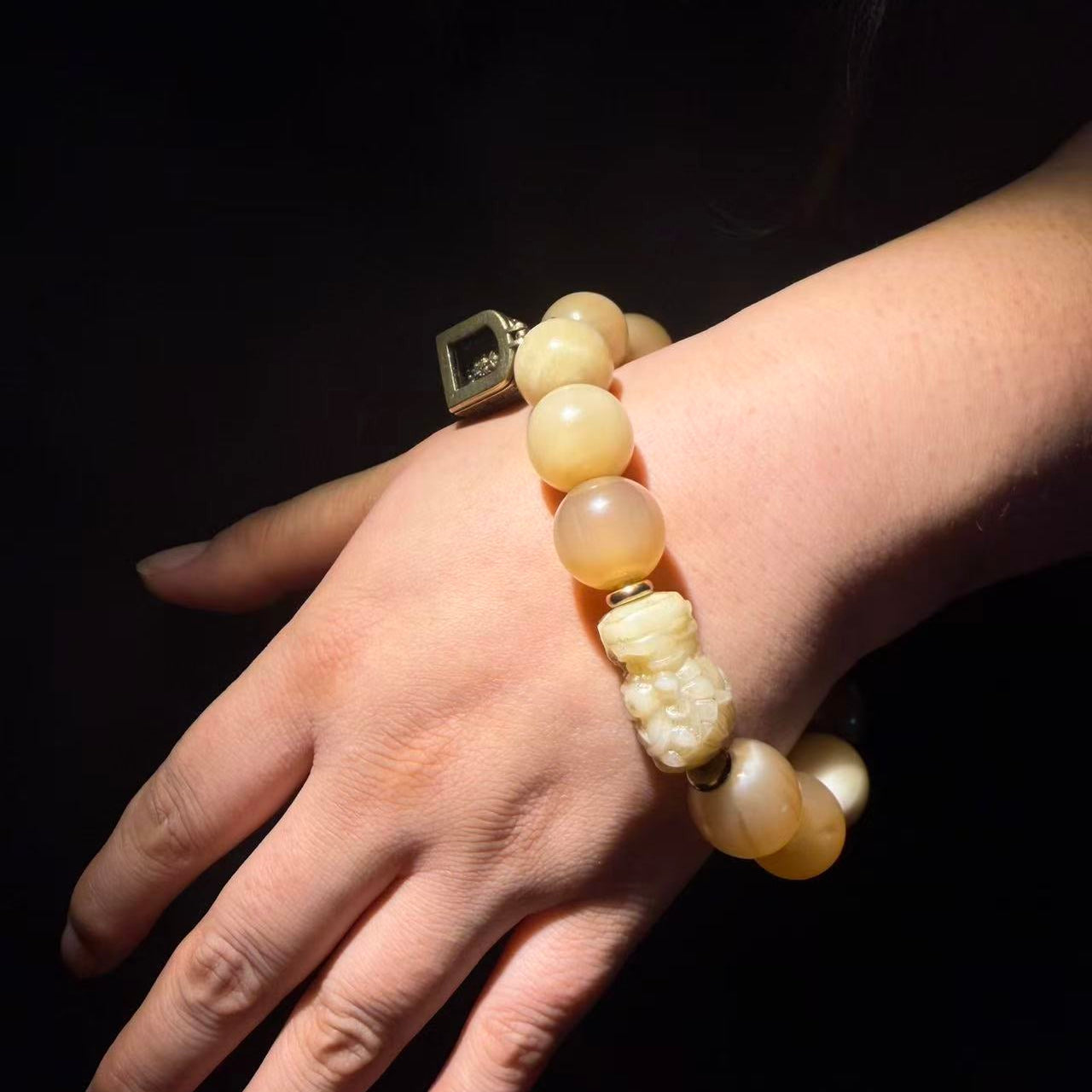 Tibetan Amulets – Hand-painted & Handcrafted. Dzi Bead Necklaces & Bracelets, Thangka, Sacred Symbols, Natural Gemstones. Lucky Charms, Blessed Items, Energy Purification, Vintage Collectibles.