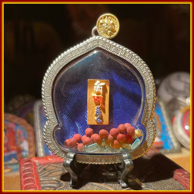 This is a Buddha amulet made of clay by artisans on the roof of the world, fired at high temperatures, and then hand-painted with mineral pigments. Its name is Acala (Fudō Myō-ō).