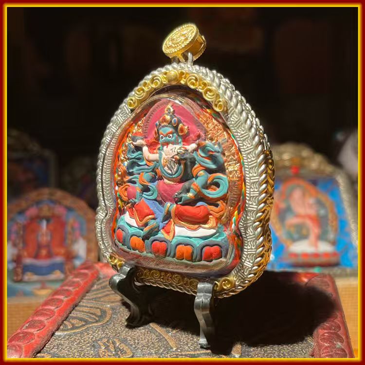 This is a Buddha amulet made of clay by artisans on the roof of the world, fired at high temperatures, and then hand-painted with mineral pigments. Its name is Green Wealth God.
