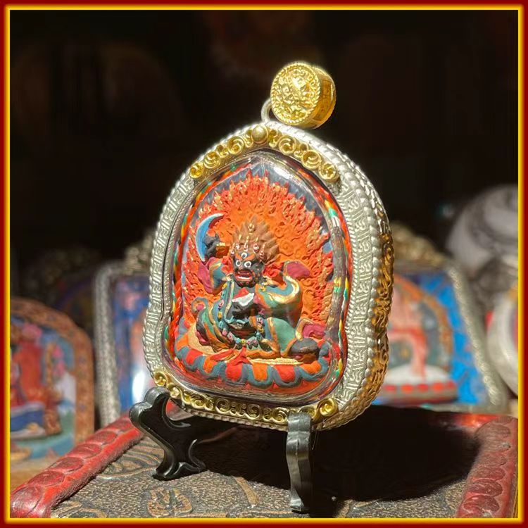 This is a Buddha amulet made of clay by artisans on the roof of the world, fired at high temperatures, and then hand-painted with mineral pigments. Its name is Black Robe Vajra.