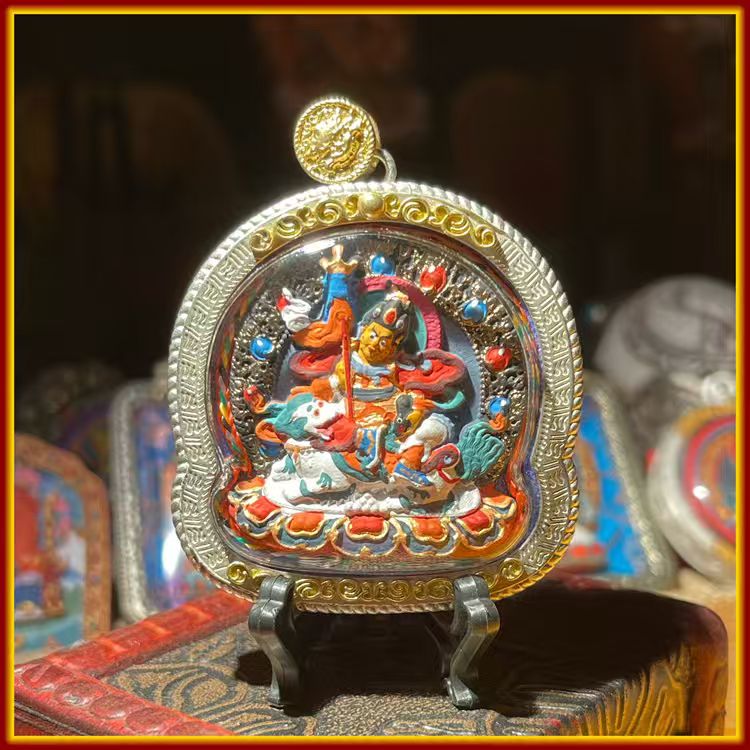 This is a Buddha amulet made of clay by artisans on the roof of the world, fired at high temperatures, and then hand-painted with mineral pigments. Its name is "King of Treasures".