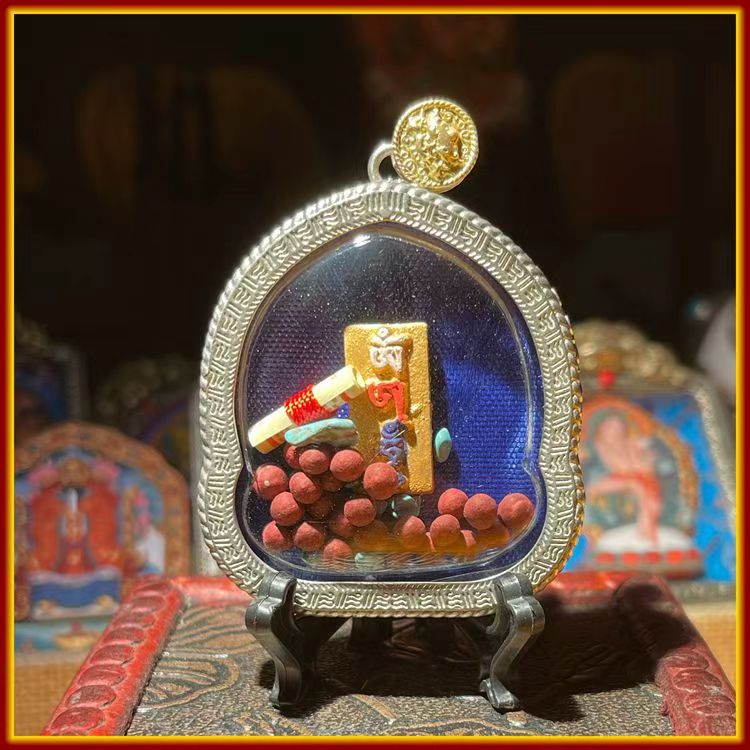 This is a Buddha amulet made of clay by artisans on the roof of the world, fired at high temperatures, and then hand-painted with mineral pigments. Its name is Black Robe Vajra.