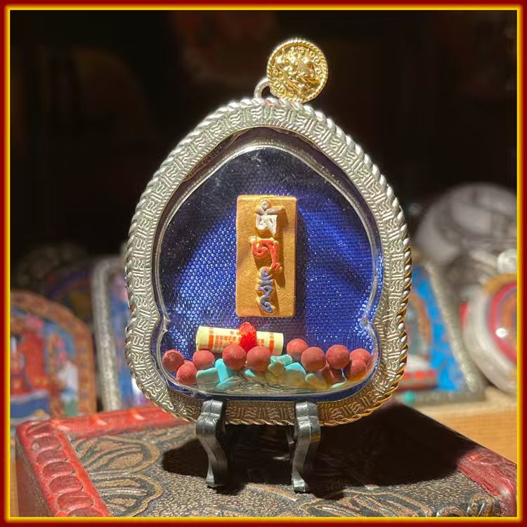 This is a Buddha amulet made of clay by artisans on the roof of the world, fired at high temperatures, and then hand-painted with mineral pigments. Its name is Green Wealth God.