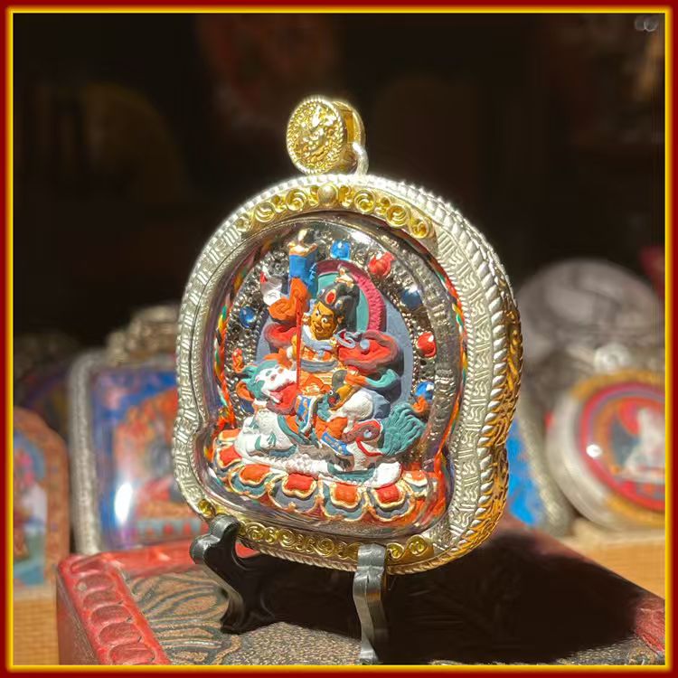 This is a Buddha amulet made of clay by artisans on the roof of the world, fired at high temperatures, and then hand-painted with mineral pigments. Its name is "King of Treasures".