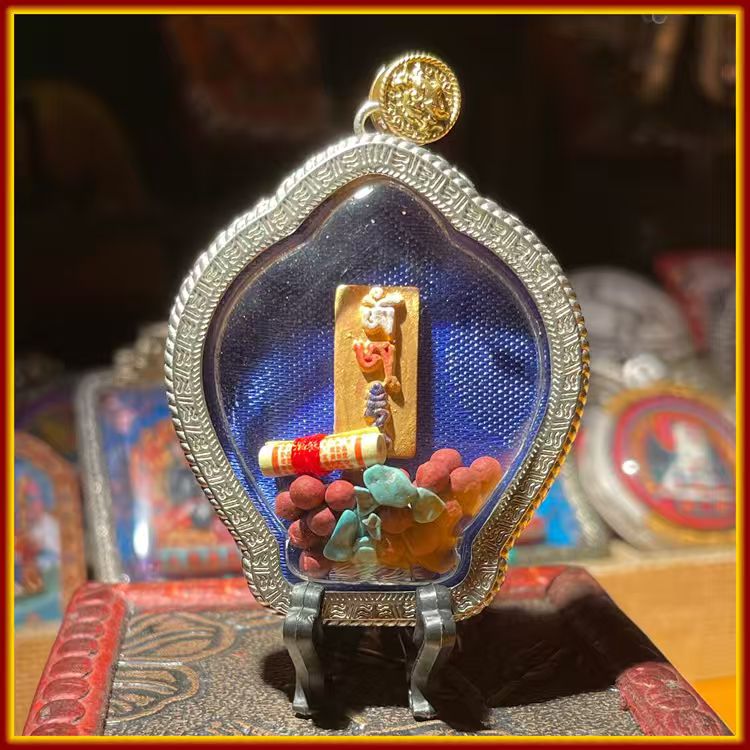 This is a Buddhist amulet made of clay by artisans on the roof of the world, fired at high temperatures, and then hand-painted with mineral pigments. Its name is Thousand-Armed Guanyin.