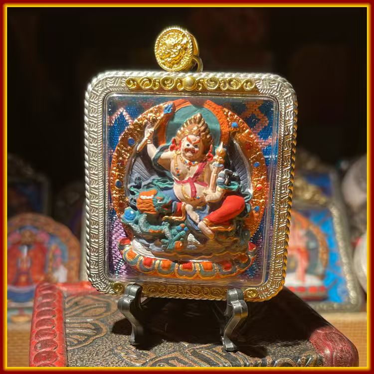 This is a Buddha amulet made of clay by artisans on the roof of the world, fired at high temperatures, and then hand-painted with mineral pigments. Its name is White Jambhala.