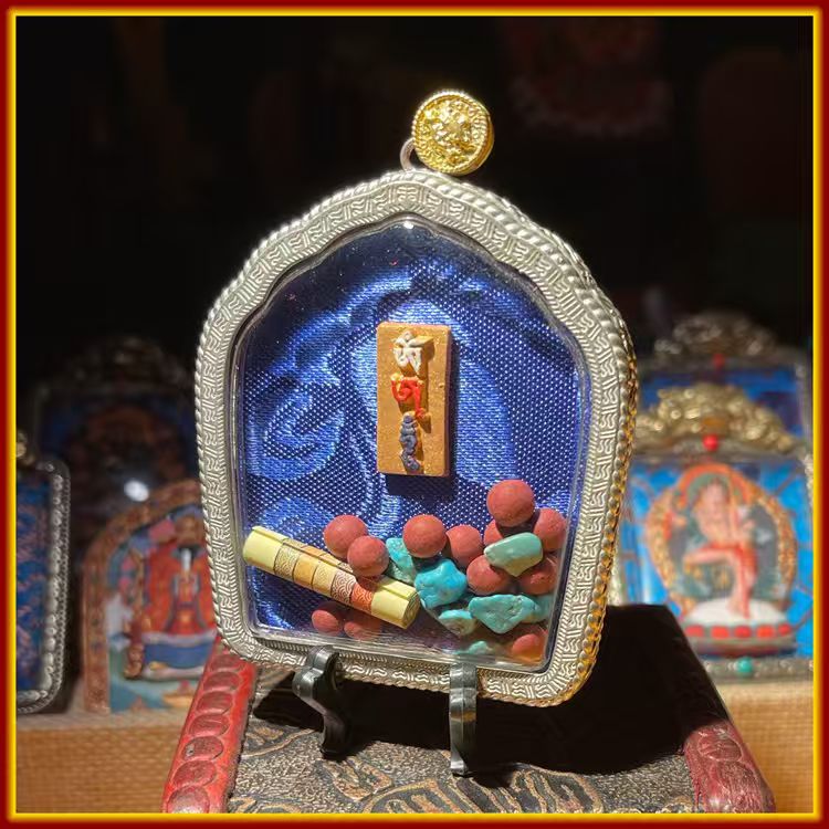 This is a Buddha amulet made of clay by artisans on the roof of the world, fired at high temperatures, and then hand-painted with mineral pigments. Its name is "Three Protectors".