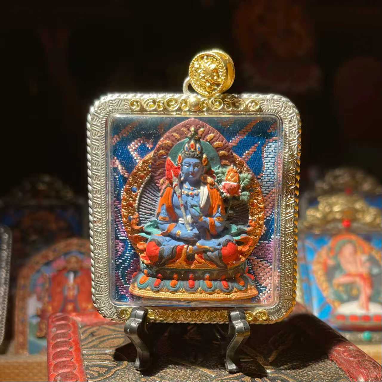 This is a Buddha amulet made of clay by artisans on the roof of the world, fired at high temperatures, and then hand-painted with mineral pigments. Its name is the Dāna Bodhisattva image.