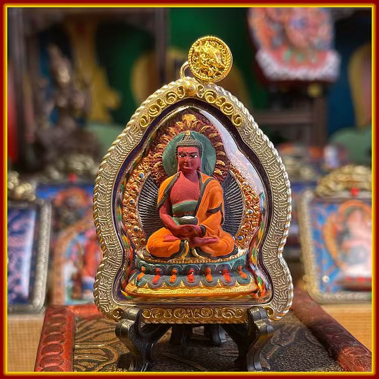 This is a Buddha amulet made of clay by artisans on the roof of the world, fired at high temperatures, and then hand-painted with mineral pigments. Its name is Amitabha Buddha.