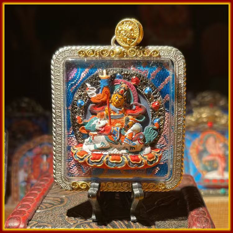 This is a Buddha amulet made of clay by artisans on the roof of the world, fired at high temperatures, and then hand-painted with mineral pigments. Its name is the Wealth Buddha King.
