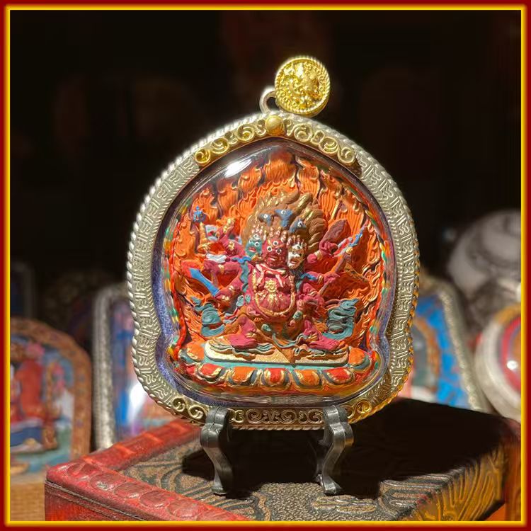 This is a Buddha amulet made of clay by artisans on the roof of the world, fired at high temperatures, and then hand-painted with mineral pigments. Its name is Hayagriva (Hayagriva).
