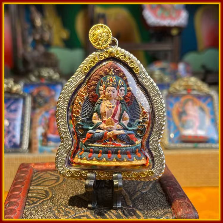 This is a Buddha amulet made of clay by artisans on the roof of the world, fired at high temperatures, and then hand-painted with mineral pigments. Its name is Vairocana Buddha.