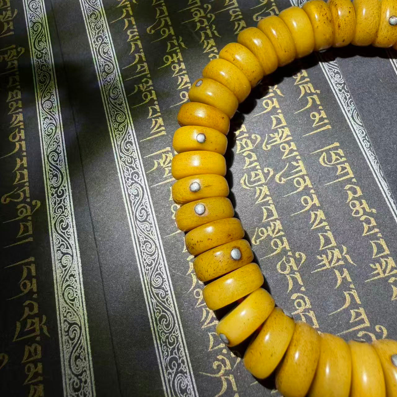 Tibetan Amulets – Hand-painted & Handcrafted. Dzi Bead Necklaces & Bracelets, Thangka, Sacred Symbols, Natural Gemstones. Lucky Charms, Blessed Items, Energy Purification, Vintage Collectibles.