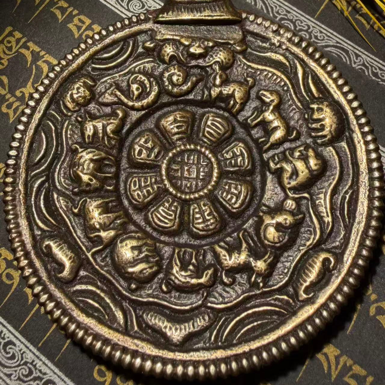 Tibetan amulets – purely handmade. Dzi bead necklaces and bracelets, bangles, rings, Thangkas, sacred symbols, natural gemstones. Lucky charms, blessed items, energy purification items, vintage collectibles.