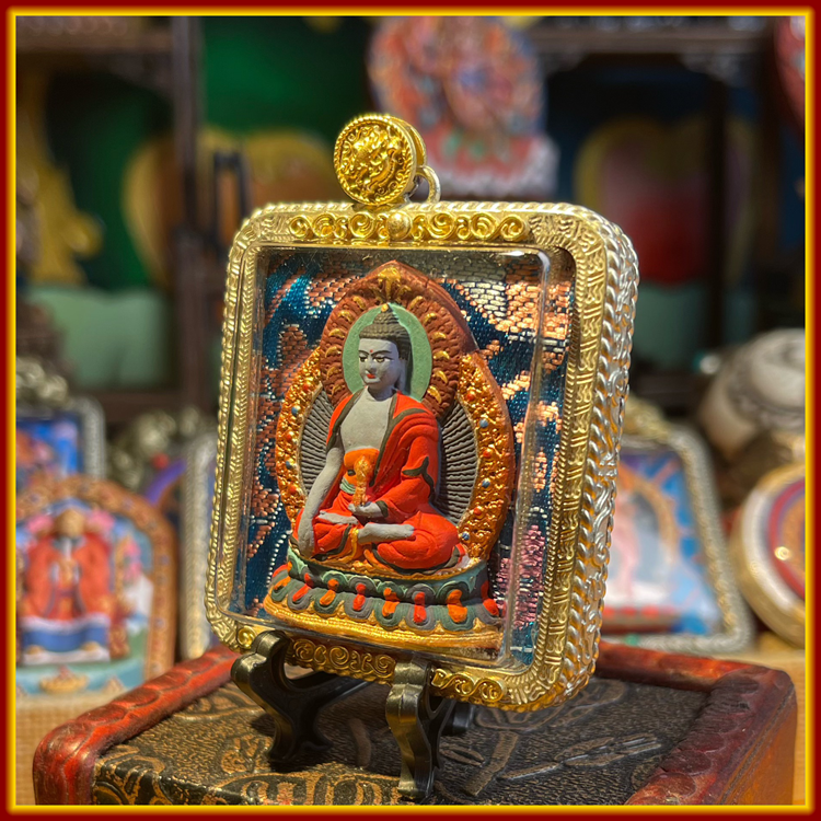 This is a Buddha amulet made of clay by artisans on the roof of the world. It was fired at high temperatures and then hand-painted with mineral pigments. Its name is Akshobhya Buddha.