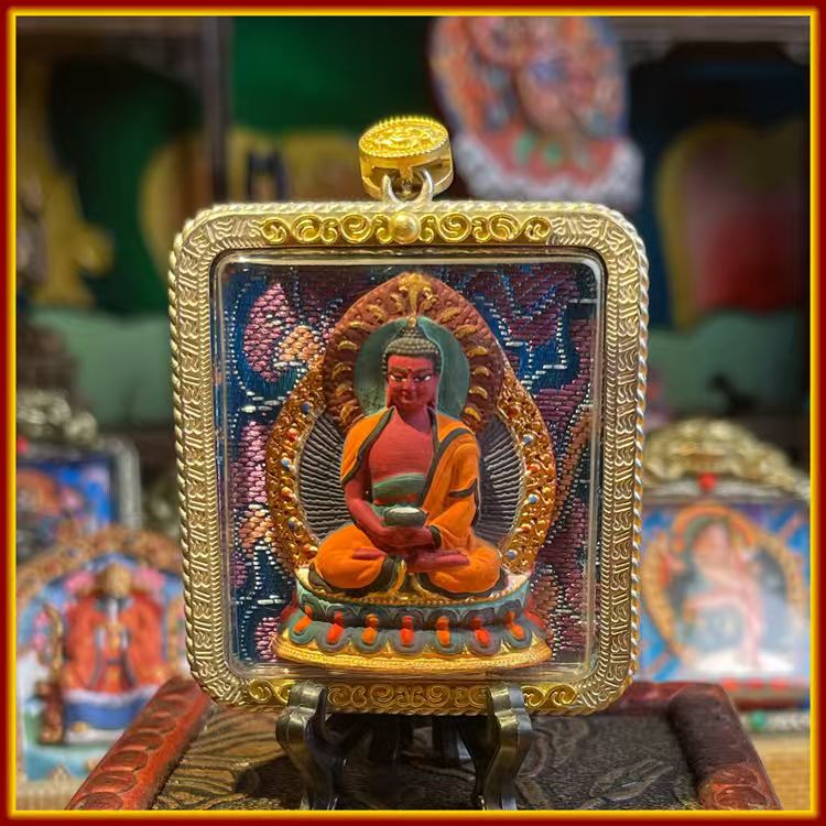 This is a Buddha amulet made of clay by artisans on the roof of the world, fired at high temperatures, and then hand-painted with mineral pigments. Its name is Amitabha Buddha.