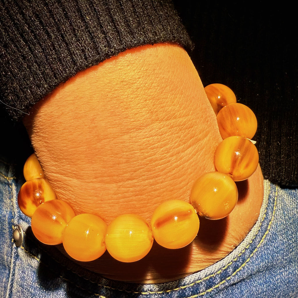 Tibetan Amulets – Hand-painted & Handcrafted. Dzi Bead Necklaces & Bracelets, Thangka, Sacred Symbols, Natural Gemstones. Lucky Charms, Blessed Items, Energy Purification, Vintage Collectibles.