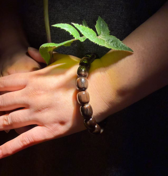 Tibetan Amulets – Hand-painted & Handcrafted. Dzi Bead Necklaces & Bracelets, Thangka, Sacred Symbols, Natural Gemstones. Lucky Charms, Blessed Items, Energy Purification, Vintage Collectibles.