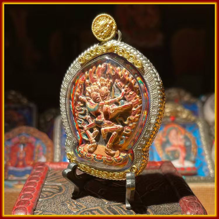 This is a Buddha amulet made of clay by artisans on the roof of the world, fired at high temperatures, and then hand-painted with mineral pigments. Its name is Shi Tuolin Zhu.