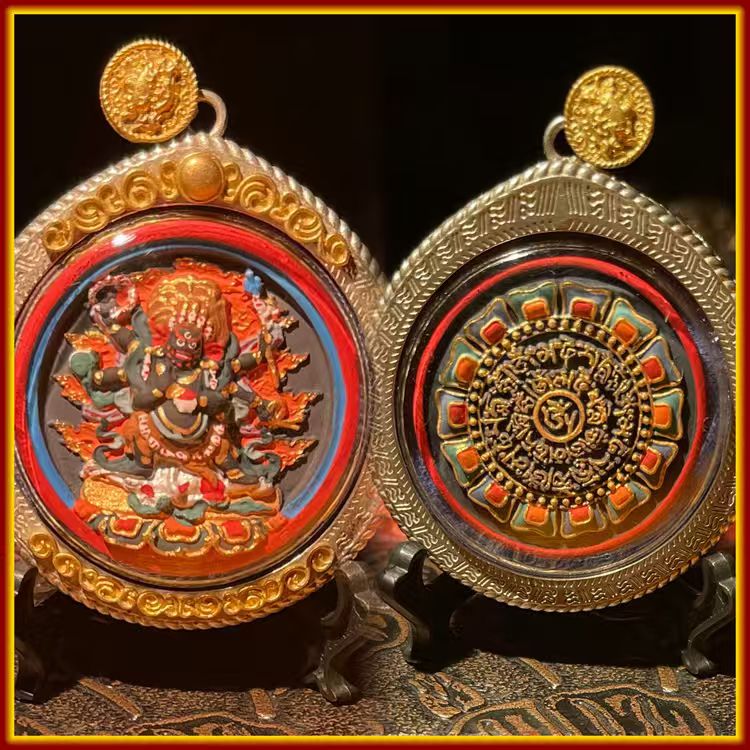 These are amulets made of clay by artisans on the roof of the world. After being fired at high temperatures, they are then hand-painted with mineral pigments. It is called the Six-Armed Mahakala.