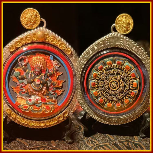 These are amulets made of clay by artisans on the roof of the world. After being fired at high temperatures, they are then hand-painted with mineral pigments. It is called the Six-Armed Mahakala.