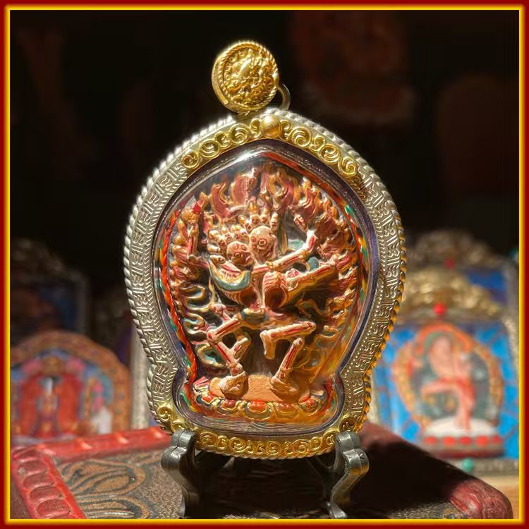 This is a Buddha amulet made of clay by artisans on the roof of the world, fired at high temperatures, and then hand-painted with mineral pigments. Its name is Shi Tuolin Zhu.