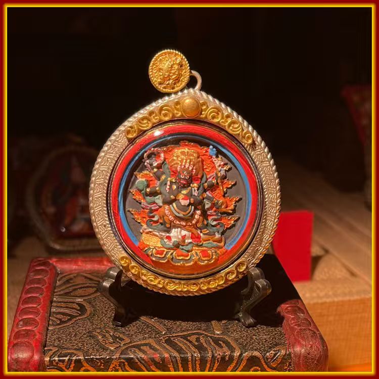 These are amulets made of clay by artisans on the roof of the world. After being fired at high temperatures, they are then hand-painted with mineral pigments. It is called the Six-Armed Mahakala.